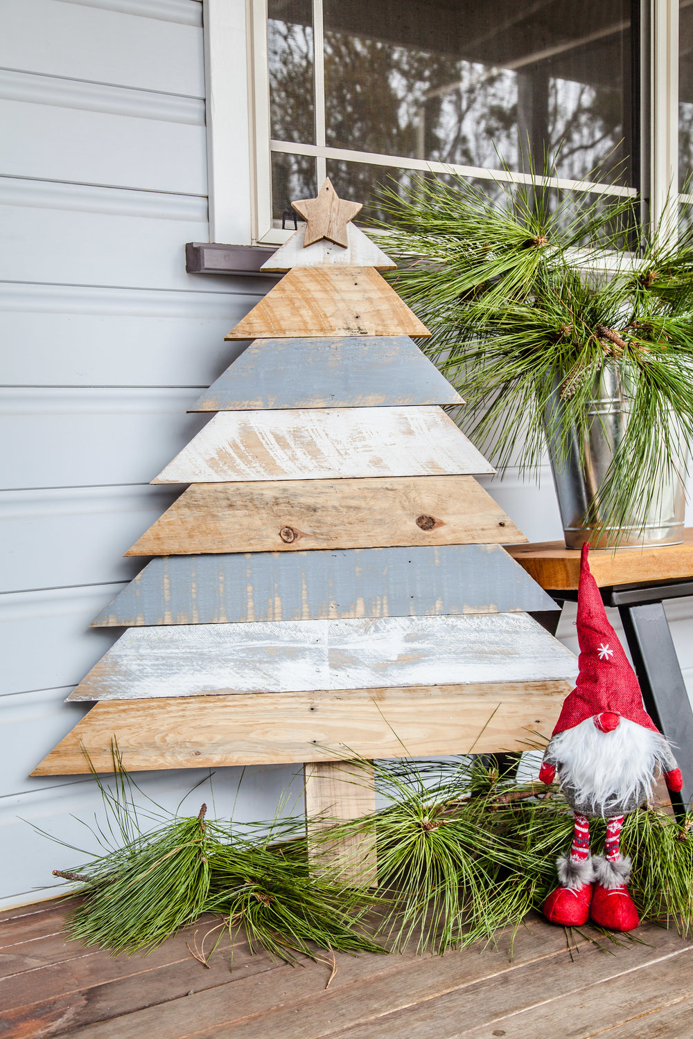 Rustic Pallet Christmas Tree + Video | The Whimsical Wife