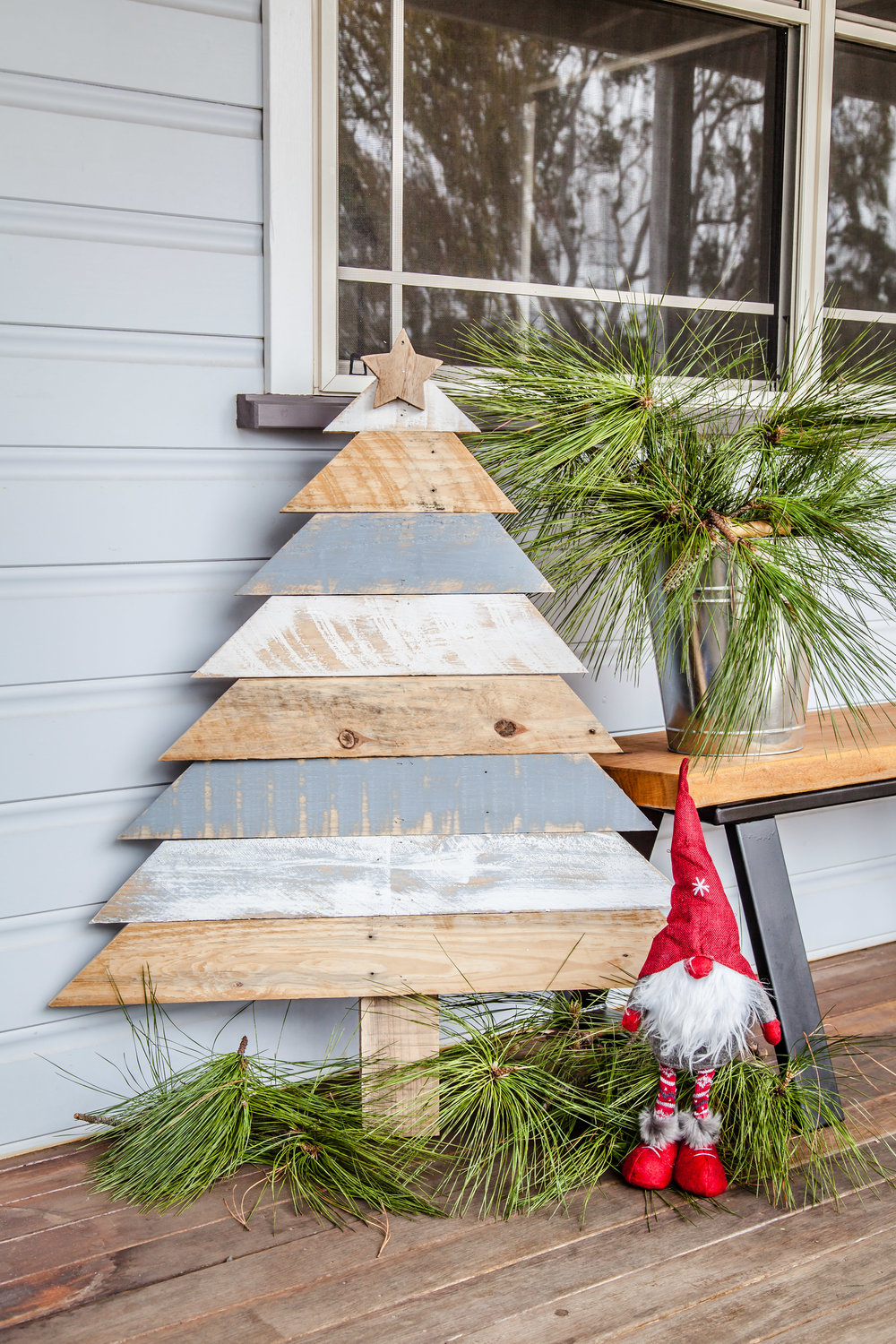 Rustic Pallet Christmas Tree + Video | The Whimsical Wife