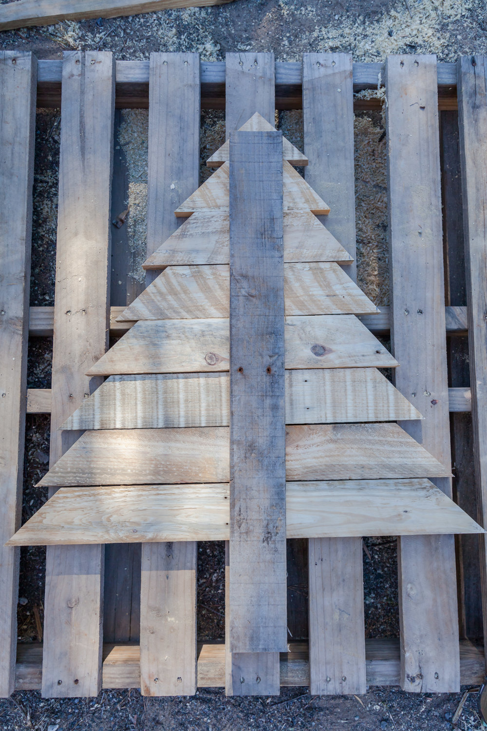 Rustic Pallet Christmas Tree + Video | The Whimsical Wife