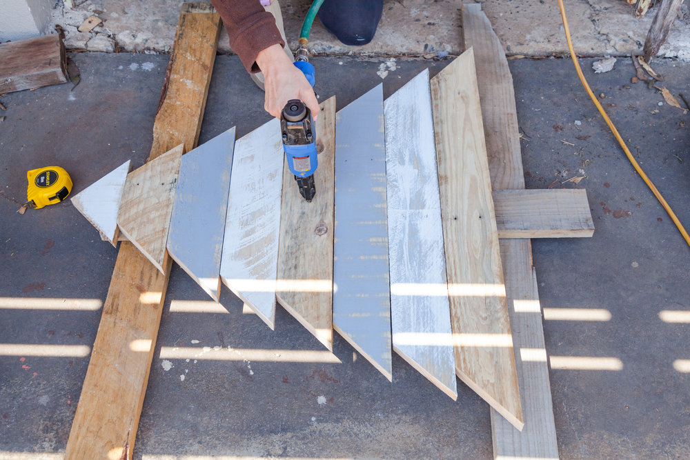 Rustic Pallet Christmas Tree + Video | The Whimsical Wife