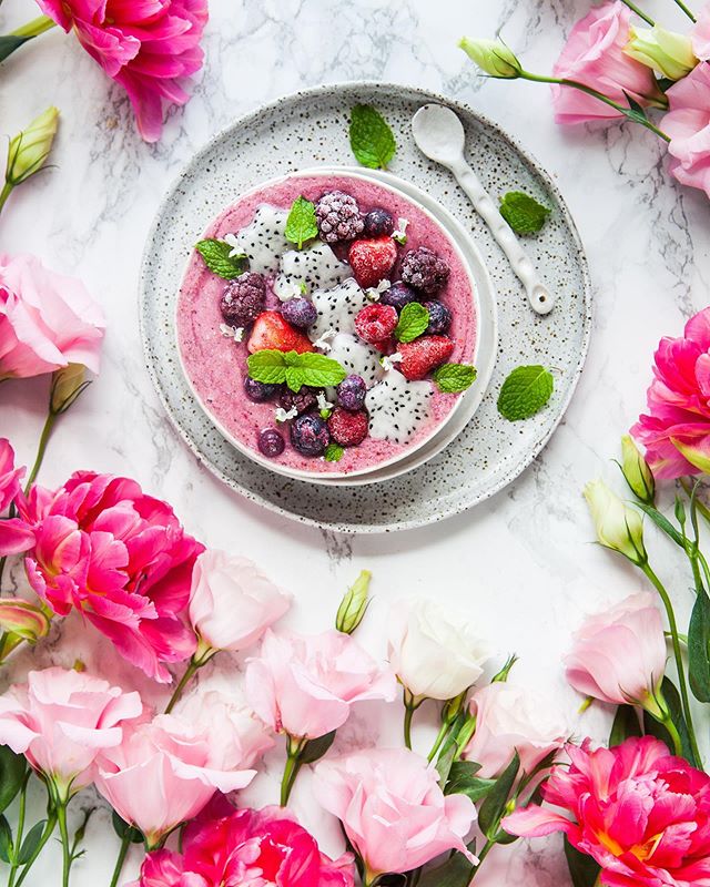 So incredibly happy spring has now hit... not quite sure about the heat wave coming this weekend. I’m like woah neddy, don’t get ahead of yourself it’s not summer yet. Since suffering from the flu a month ago I feel like I’m finally back to myself. That being said I put myself to bed this afternoon for a nap and ended up sleeping for 1 1/2 hours. That wasn’t quite planned but I guess I needed it. Thankful hubby was home to look after the kidlets. Off to a bridal shower, birthday morning tea and family lunch this weekend so we’re busy little beavers. What are your plans for the long weekend?
. .
.
.
.
.
#feedfeed #foodflutter #thechalkboardeats #eattheworld #lifeandthyme #ofsimplethings #momentsofmine #mywhiteco #beautifulcuisines #betterhomesandgarden #sundaystylelove #taste #tastingtable #gatheredstyle #bloglovingfood #tastespotting #buzzfeast #morningslikethese #realsimple #veganeats #chocolate #chasinglight #inmykitchen #leftovermakeover #foodphotography #foodstyling #springsmoothie #smoothiebowls #flowerhaul